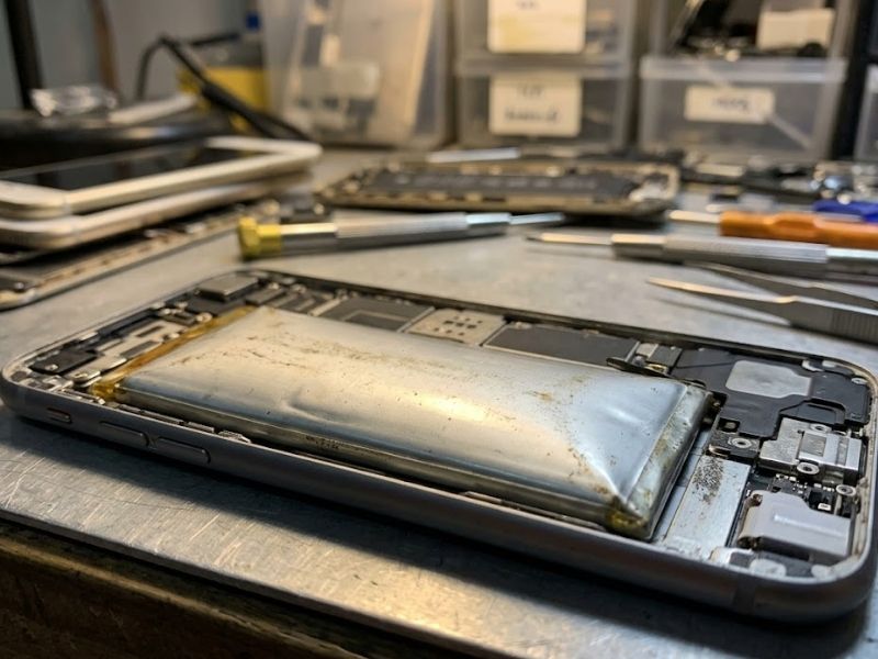 Điều này dẫn đến việc pin iPhone 6 bao nhiêu mAh không còn quan trọng bằng việc nó còn giữ được bao nhiêu phần trăm dung lượng thực tế.