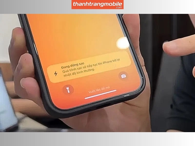 Tuyệt đối tránh nhiệt độ cao Như đã nói, nhiệt độ là kẻ thù lớn nhất của pin. Khi sạc, hãy tháo ốp lưng nếu ốp quá dày để máy tản nhiệt tốt hơn. Không để điện thoại trong cốp xe, trên taplo ô tô dưới trời nắng hoặc sạc pin gần các nguồn nhiệt. Pin Li-ion bền nhất khi dung lượng duy trì ở mức 20% - 80%. Việc liên tục sạc nhồi lên 100% hoặc để pin cạn kiệt về 0% đều gây áp lực cho pin. Apple đã trang bị tính năng Sạc pin được tối ưu hóa và trên các dòng mới là Giới hạn 80%. Bạn nên bật tính năng này để máy tự động ngắt hoặc sạc chậm lại khi đạt 80%, giúp bạn yên tâm sạc qua đêm mà không lo chai pin.