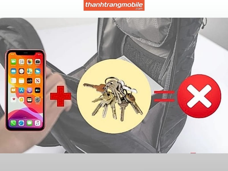 Thói quen để máy chung với vật sắc nhọn Rất nhiều người dùng thường có thói quen vứt chung iPhone vào túi xách cùng với chìa khóa, bấm móng tay hay mỹ phẩm,.. Quá trình di chuyển sẽ tạo ra ma sát, khiến cho bề mặt kính bị trầy xước sâu và rất dễ vỡ khi có lực nhẹ tác động.