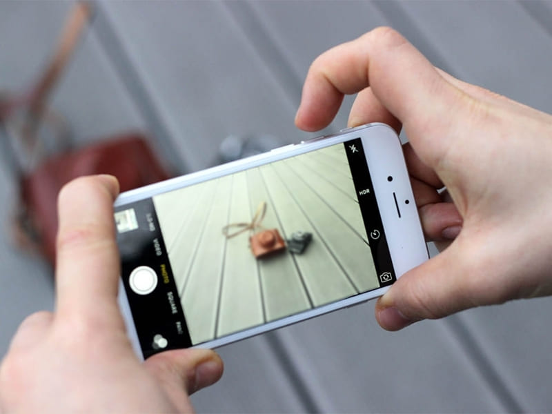 Ảnh chụp bị rung mờ, thiếu nét Một trong những dấu hiệu rõ ràng nhất của camera điện thoại bị mờ là ảnh chụp rung mờ, thiếu nét dù bạn đã giữ chắc tay. Hình ảnh thường mờ, chi tiết bị nhòe, đường viền kém sắc nét và mất độ sâu tự nhiên khi phóng to.