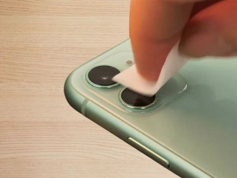 Vệ sinh và kiểm tra lại ống kính camera Nhiều trường hợp chỉ cần vệ sinh đúng cách mà không cần sửa chữa phức tạp. Hãy dùng khăn microfiber mềm lau nhẹ ống kính và tháo miếng dán hoặc kính bảo vệ đã cũ, trầy xước để tránh cản sáng và giảm độ sắc nét.