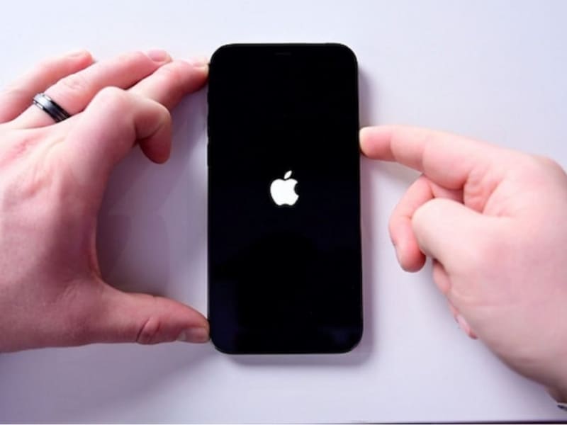 Máy tự tắt nguồn đột ngột và liên tục Không ít người dùng hoang mang khi iPhone đang hoạt động bình thường thì bất ngờ tắt nguồn rồi tự khởi động lại. Dù pin vẫn còn, máy bỗng nhiên nóng rồi sập nguồn đột ngột và tình trạng này lặp lại nhiều lần trong ngày, gây gián đoạn công việc và giải trí.