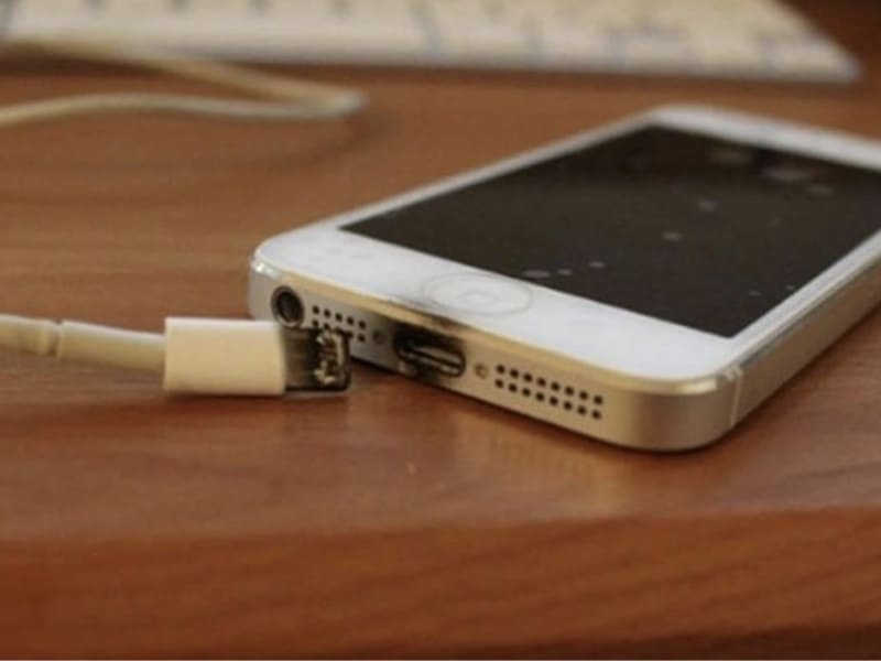 Cổng sạc bị oxi hóa, bám bẩn hoặc hư hỏng Một trong những nguyên nhân phổ biến khiến iPhone sạc không vào pin là cổng sạc bị bám bụi, hoặc oxy hóa sau thời gian dài sử dụng. Khi tiếp xúc giữa cáp và cổng Lightning/USB-C không ổn định, sạc chập chờn hoặc không vào pin.