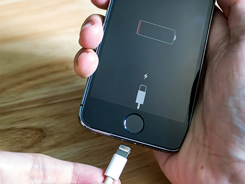 Sạc iPhone lúc vô lúc không do cáp hỏng hay chân sạc bẩn? Xem ngay 4 bước kiểm tra và khắc phục lỗi sạc không vào nguồn hiệu quả.