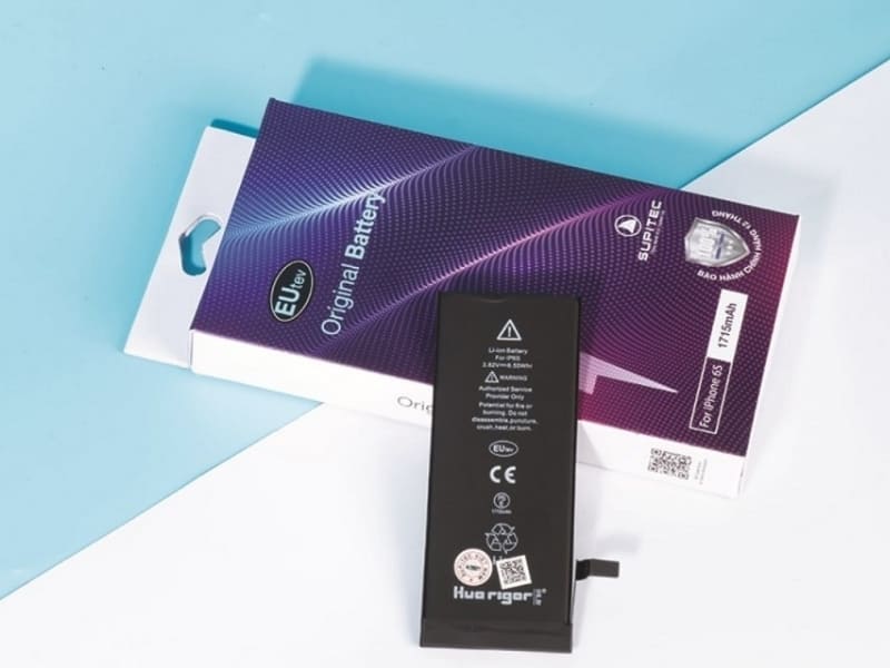 Giới thiệu chi tiết về Pin EU Pin EU là dòng pin thay thế cho iPhone, được sản xuất tại các nhà máy OEM uy tín ở Trung Quốc theo tiêu chuẩn xuất khẩu Châu Âu (EU). Dù không phải pin chính hãng Apple, Pin EU vẫn sử dụng lõi Li-ion Polymer và tích hợp mạch bảo vệ an toàn đạt chuẩn CE, RoHS. Với giá hợp lý và hiệu năng ổn định, đây là lựa chọn tiết kiệm được nhiều người dùng tin chọn. 