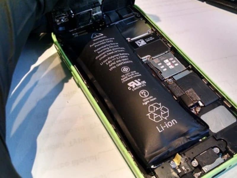 Tại sao iPhone sạc pin không vô? Cắm sạc iPhone không vào pin phải làm gì?
