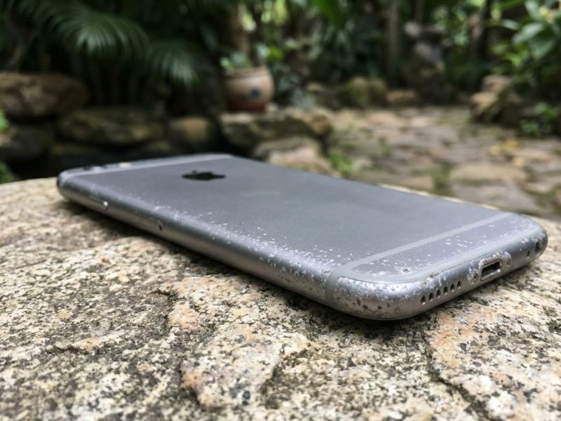dải anten nhựa hoặc khu vực xung quanh cổng sạc là những nơi đầu tiên chịu trận trước tình trạng vỏ iPhone 6s bị oxi hoá. 