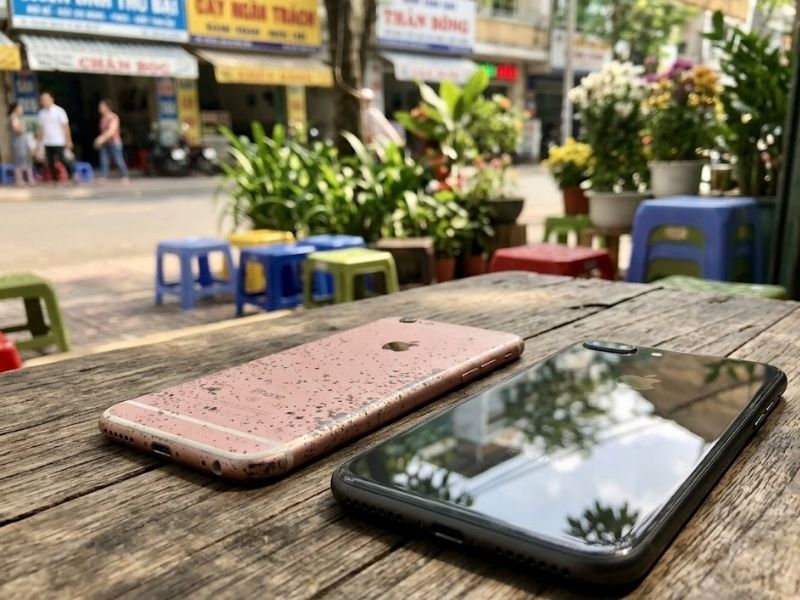 Việc chọn iPhone 6s Plus độ vỏ iPhone 8 Plus sẽ thay thế mặt lưng nhôm hay bị oxi hóa bằng mặt lưng kính bóng bẩy