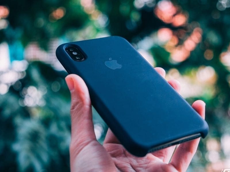 Giải đáp thắc mắc chi tiết từ chuyên gia: Vỡ mặt lưng iPhone X có sao không? Bài viết sẽ phân tích những ảnh hưởng nghiêm trọng đến cụm sạc không dây, pin và bo mạch bên trong mà bạn cần đặc biệt lưu ý để tránh mất tiền oan.