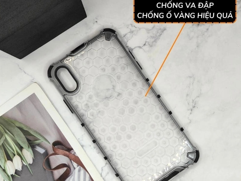 Mẹo hay xử lý tạm thời bằng băng dính dán viền khi iPhone X bị bể mặt sau để tránh bị đứt tay do mảnh kính vụn, đồng thời bảo vệ máy khỏi bụi bẩn, hơi ẩm một cách hiệu quả và cực kỳ an toàn ngay tại nhà.