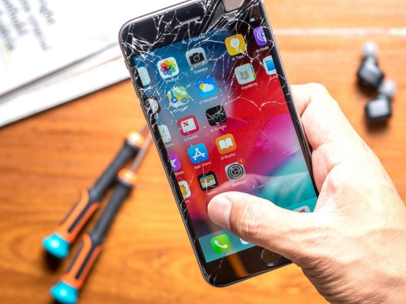 iPhone bị rơi rớt hoặc va đập mạnh Ít ai biết những cú rơi hoặc va chạm mạnh có thể làm cấu trúc pin bên trong bị ảnh hưởng, tạo điều kiện cho pin biến dạng theo thời gian. Không chỉ vậy, lực tác động còn có thể làm lệch khung máy, khiến màn hình không còn độ khít ban đầu. Điều này làm xuất hiện hiện tượng màn hình iPhone bị phồng.