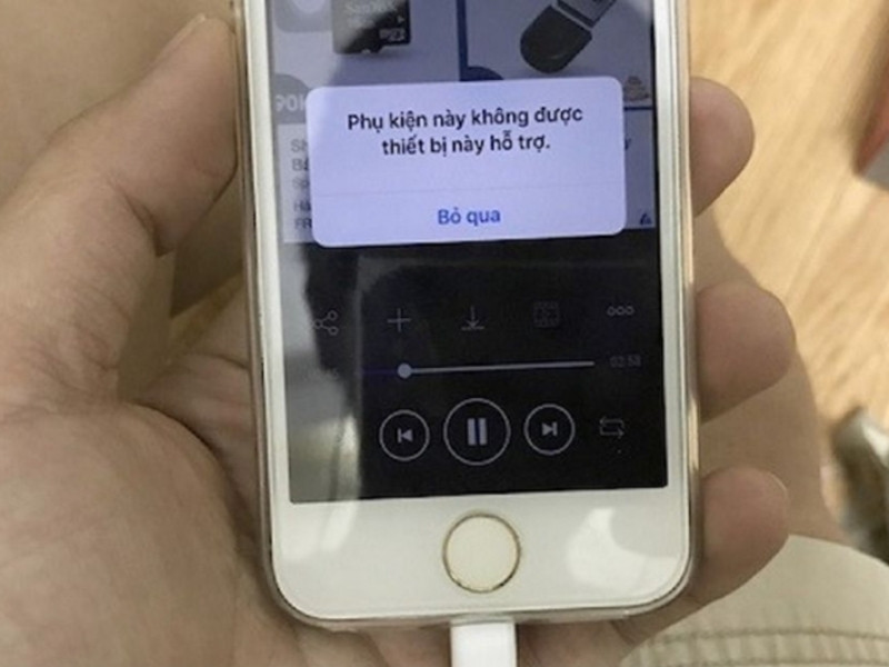iPhone không nhận sạc dù dùng sạc chính hãng? Xem ngay các nguyên nhân phổ biến và cách khắc phục giúp thiết bị hoạt động bình thường trở lại.