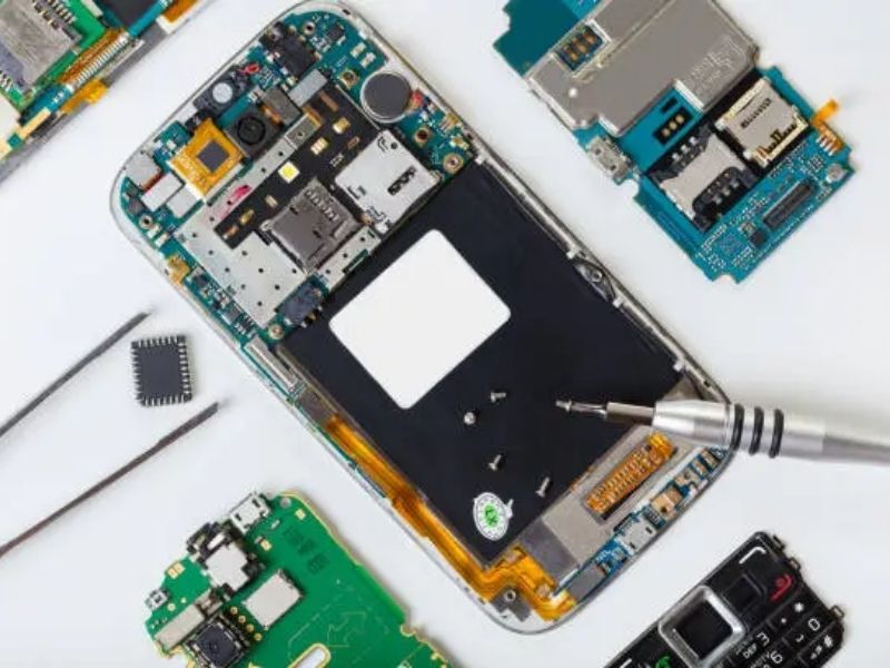 iPhone bị sập nguồn nhiều lần dù không sử dụng tác vụ nặng có thể liên quan đến pin chai hoặc lỗi phần mềm. Đây là tình trạng khá phổ biến trên các thiết bị dùng lâu năm. Cùng tìm hiểu cách khắc phục phù hợp trong bài viết.