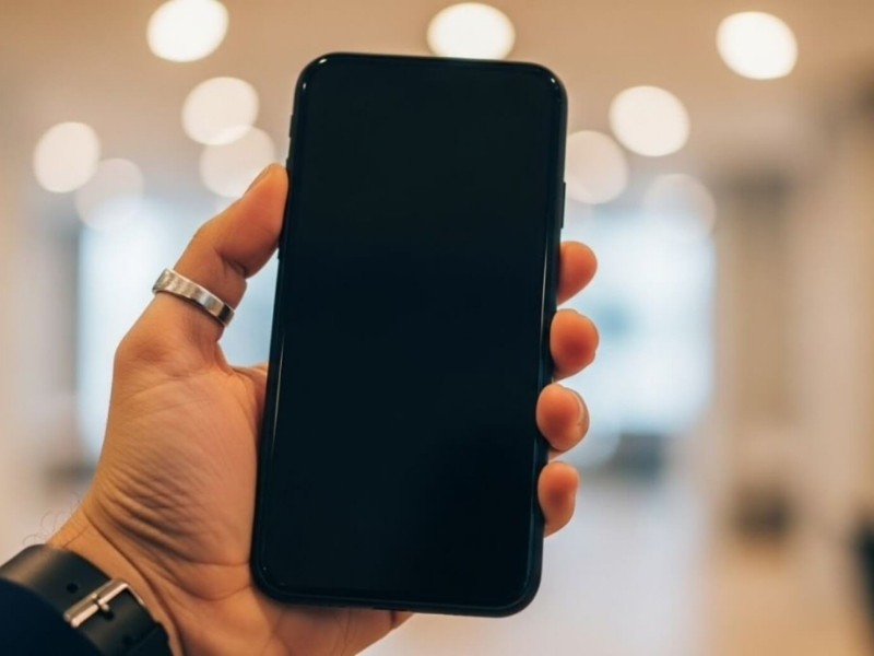 iPhone bị sập nguồn đột ngột khi đang sử dụng có thể khiến người dùng lo lắng và khó chịu. Nguyên nhân thường liên quan đến pin, hệ điều hành hoặc lỗi phần cứng bên trong máy. Cùng tìm hiểu cách xử lý hiệu quả ngay sau đây.