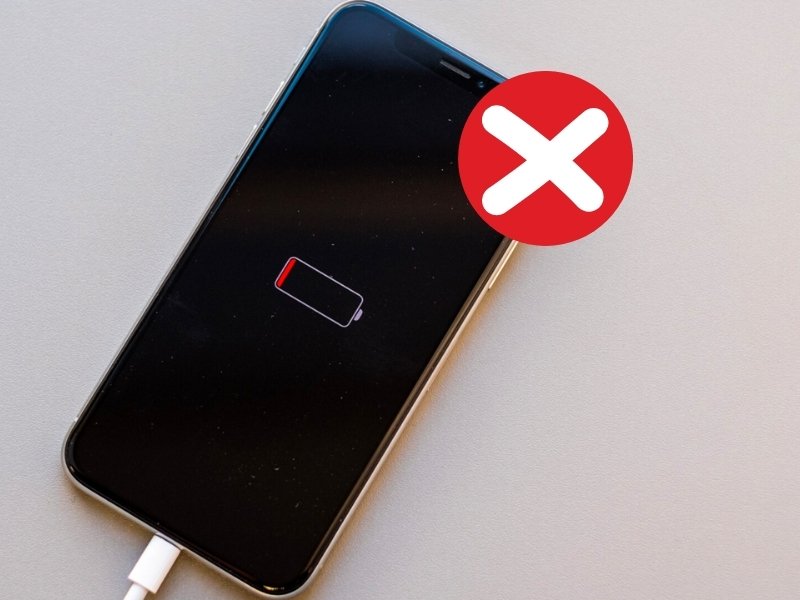 iPhone hiển thị biểu tượng pin đỏ dù đã kết nối sạc, dấu hiệu iPhone cắm sạc không vào pin mà nhiều người thường gặp.