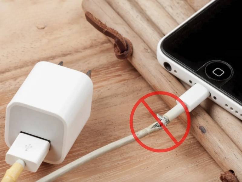 Cáp sạc bị hỏng hoặc tiếp xúc kém là nguyên nhân phổ biến khiến điện thoại iPhone cắm sạc không vào pin.