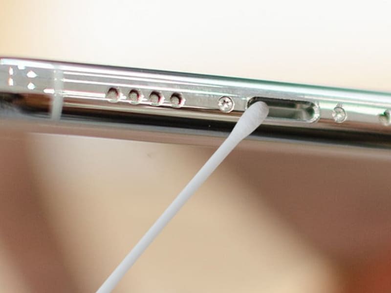 Vệ sinh cổng sạc Bạn cũng đừng quên vệ sinh cổng sạc iPhone thường xuyên. Bụi bẩn, xơ vải có thể làm suy giảm khả năng tiếp xúc, dẫn đến việc máy sạc có thể chập chờn hoặc không thể nạp pin một cách hiệu quả. Bạn có thể dùng tăm bông khô, khăn mềm để làm sạch nhẹ nhàng, giúp quá trình sạc ổn định hơn.
