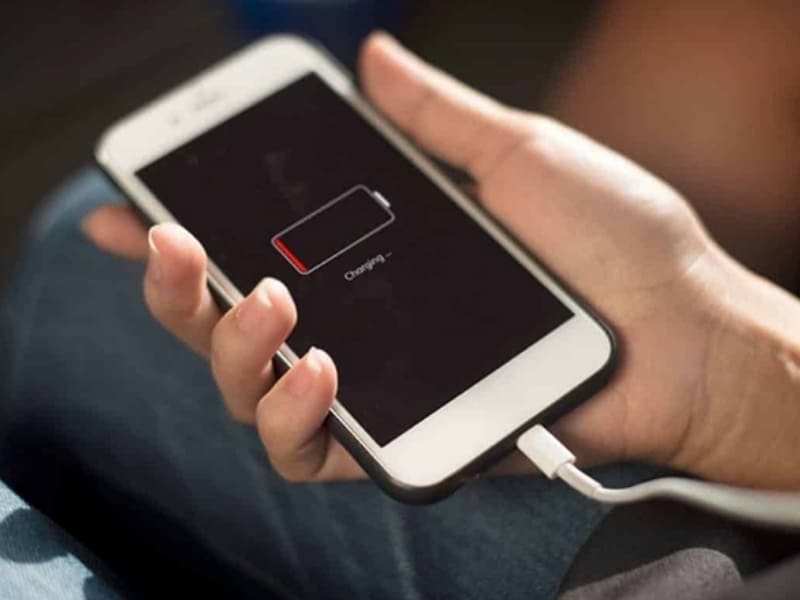Thiết bị tự động ngắt sạc khi pin chưa đầy iPhone đang sạc nhưng tự động ngắt khi pin chưa đầy là dấu hiệu cho thấy quá trình sạc đang hoạt động không ổn định. Máy có thể dừng sạc ở mức 50%, 70% hoặc 80% rồi không tiếp tục lên pin dù vẫn cắm sạc. Nhiều trường hợp màn hình liên tục báo nhận sạc rồi ngắt kết nối khiến người dùng phải cắm lại nhiều lần mới tiếp tục sạc được.