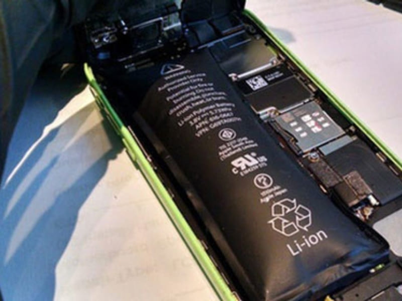 Pin bị chai, phồng nhẹ Nhiều người không biết rằng pin iPhone cũng có tuổi thọ nhất định và sẽ dần xuống cấp sau thời gian dài sử dụng. Khi pin bị chai hoặc hư hỏng nặng, thiết bị có thể nhận sạc nhưng không đủ năng lượng để khởi động dù đã cắm sạc trong thời gian khá lâu.