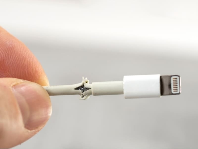 Cáp sạc và củ sạc gặp sự cố Đừng vội đổ lỗi cho iPhone khi gặp sự cố sạc, vì nguyên nhân có thể đến từ bộ phụ kiện đang sử dụng. Cáp sạc đứt ngầm hoặc củ sạc yếu điện khiến dòng điện không ổn định, làm máy chỉ hiện đang sạc nhưng không vào pin thực tế.