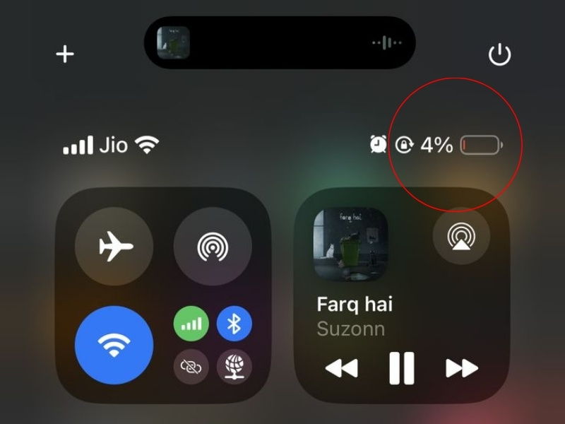 Biểu tượng pin yếu xuất hiện dù đã cắm sạc, cho thấy tình trạng iPhone nhận sạc nhưng không lên pin khá phổ biến.