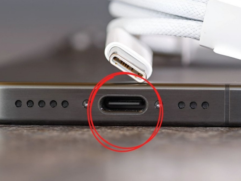 Cổng sạc bám bụi hoặc dị vật khiến iPhone nhận sạc không ổn định và khó vào pin.
