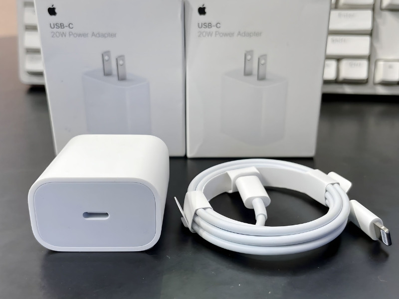 Sử dụng củ sạc và cáp sạc chính hãng giúp hạn chế tình trạng iPhone nhận sạc nhưng không lên pin.