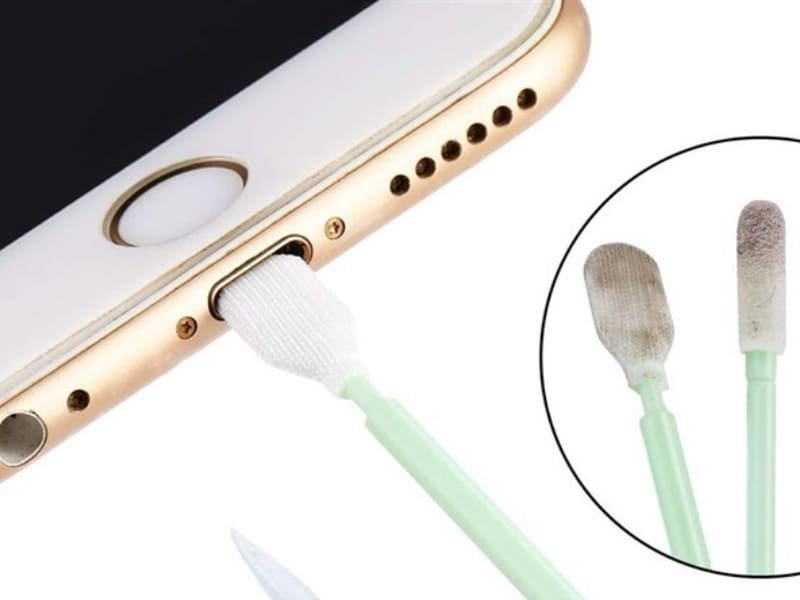Vệ sinh cổng sạc Cổng sạc bám bụi hoặc bị oxy hóa cũng là nguyên nhân khiến thiết bị không nhận điện. Việc vệ sinh nhẹ nhàng bằng dụng cụ chuyên dụng như bông tăm có thể giúp cải thiện khả năng tiếp xúc giữa cáp sạc và thiết bị, từ đó giúp quá trình sạc diễn ra ổn định hơn.