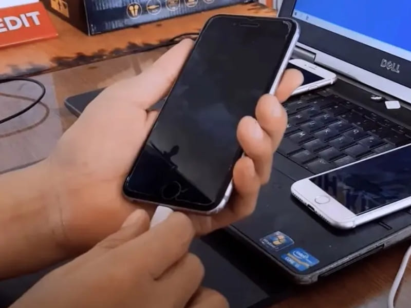 Thiết bị hết pin tắt nguồn sạc không lên Khi thiết bị của bạn rơi vào trạng thái iPhone hết pin tắt nguồn sạc không lên, máy sẽ hoàn toàn không hiển thị biểu tượng sạc và không phản hồi dù đã cắm sạc. Đây cũng là một biểu hiện rõ ràng của điện thoại iPhone sạc không lên nguồn, thường liên quan đến pin cạn kiệt hoặc cổng sạc gặp vấn đề.