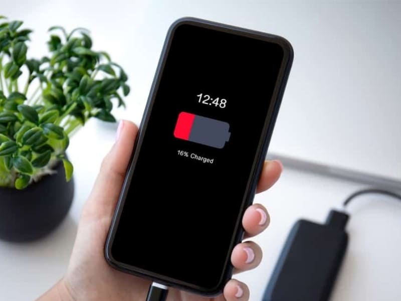 Sạc pin nhưng lại không thấy phần trăm tăng lên Nhiều trường hợp máy chỉ giữ nguyên một mức pin trong hàng chục phút, thậm chí vừa sử dụng vừa tụt pin dù đang cắm sạc. Đây là biểu hiện phổ biến của lỗi phần trăm pin điện thoại không tăng, thường liên quan đến pin chai, cáp sạc lỗi hoặc IC sạc gặp vấn đề.