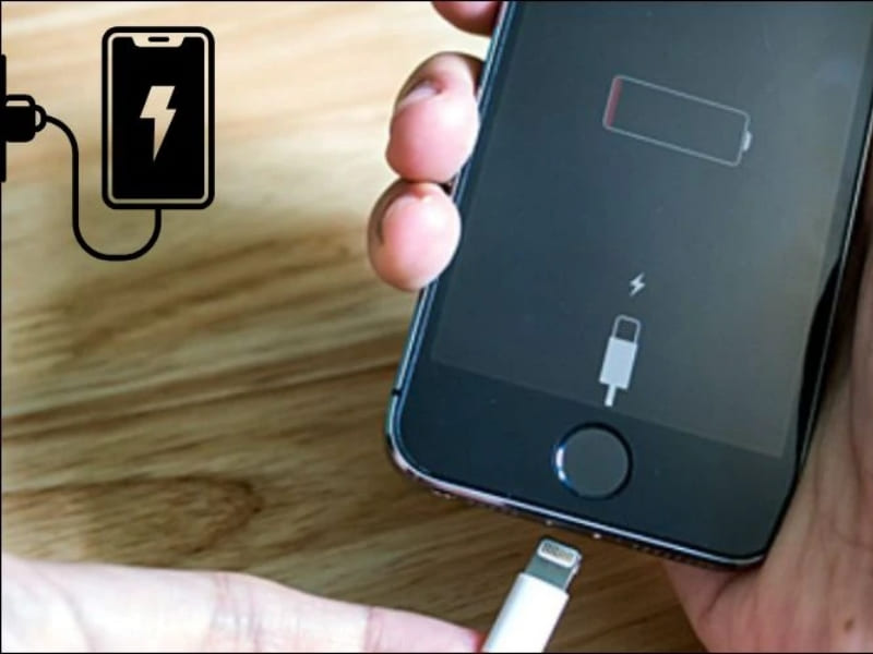 Sạc chập chờn lúc vào pin lúc không Trong quá trình sạc, iPhone xuất hiện tình trạng lúc nhận pin lúc không dù người dùng không hề di chuyển dây sạc. Nhiều trường hợp phải liên tục chỉnh dây sạc hoặc giữ đúng vị trí thì máy mới nhận pin.