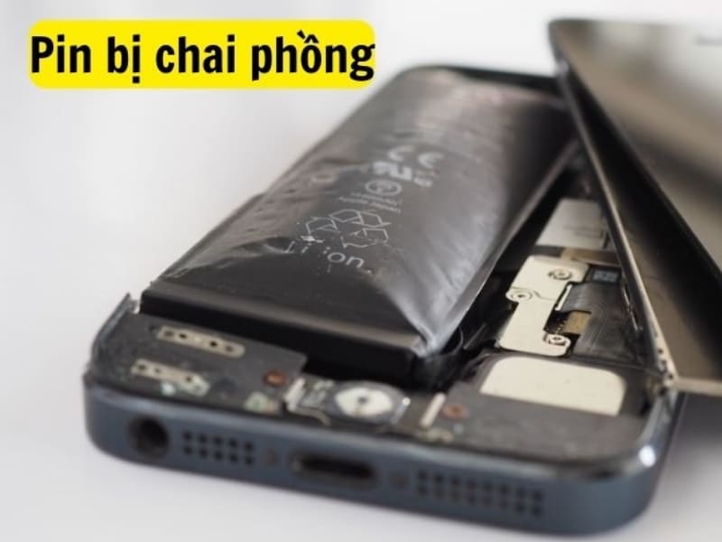 Pin iPhone đã bị chai nặng Sau thời gian dài sử dụng, pin iPhone sẽ xuống cấp và giảm khả năng lưu trữ điện năng. Khi pin bị chai, máy có thể sạc rất chậm hoặc cắm sạc lâu nhưng phần trăm pin vẫn đứng yên. Đây là nguyên nhân phổ biến khiến iPhone sạc pin không lên phần trăm, đồng thời còn gây nóng máy và tụt pin nhanh.
