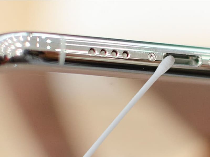 Làm sạch cổng sạc Đôi khi cổng sạc bám nhiều bụi bẩn hoặc xơ vải, iPhone có thể tiếp xúc kém và sạc không ổn định. Bạn nên dùng tăm bông nhỏ hoặc que vệ sinh mềm để làm sạch nhẹ nhàng bên trong cổng sạc, tránh dùng vật sắc nhọn gây hư chân sạc. Sau khi vệ sinh, hãy cắm sạc lại để kiểm tra tình trạng pin iPhone.