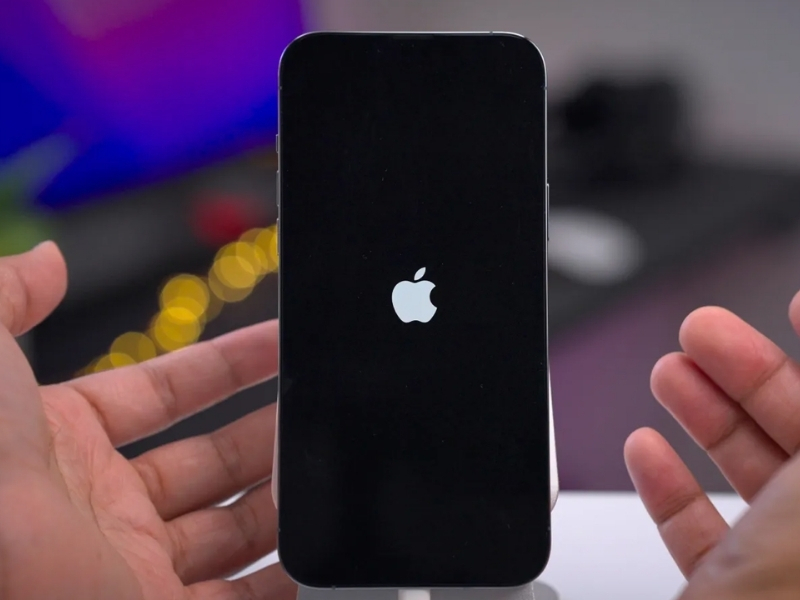 Máy liên tục hiện logo Apple rồi tắt Nếu iPhone vừa khởi động đã hiện logo Apple rồi tắt ngay sau vài giây, rất có thể pin không còn đủ ổn định để duy trì nguồn điện. Tình trạng này thường xuất hiện khi iPhone hết pin sập nguồn bật không lên, khiến người dùng phải cắm sạc nhiều lần nhưng máy vẫn không hoạt động bình thường.