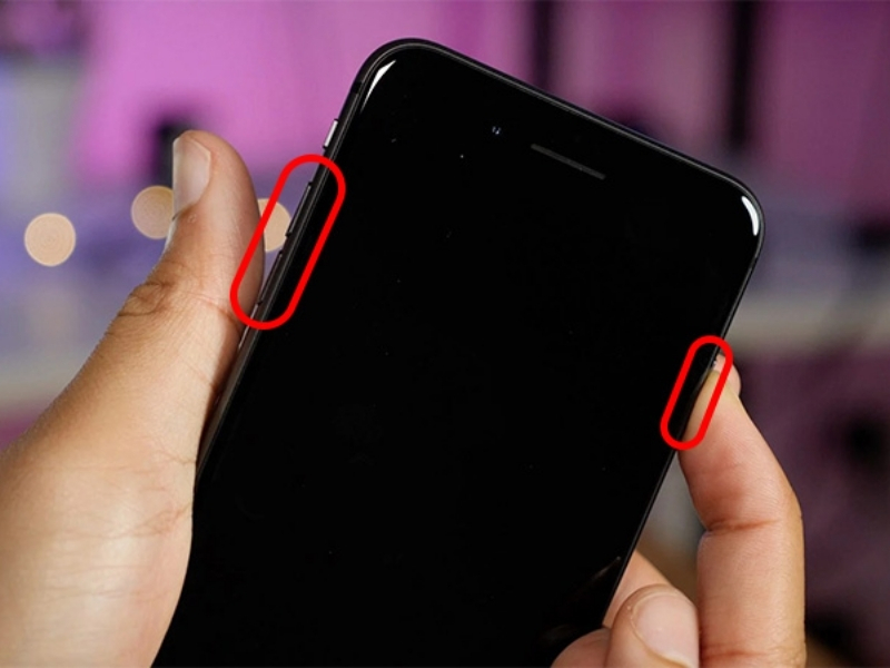 Sạc một lúc rồi thử khởi động lại iPhone Trong nhiều trường hợp, iPhone sập nguồn hết pin do pin cạn kiệt hoàn toàn nên máy chưa thể khởi động ngay. Bạn hãy cắm sạc khoảng 30 - 60 phút để máy tích đủ năng lượng, sau đó thử khởi động lại bằng cách nhấn tăng âm lượng > giảm âm lượng > rồi giữ nút nguồn đến khi logo Apple xuất hiện.