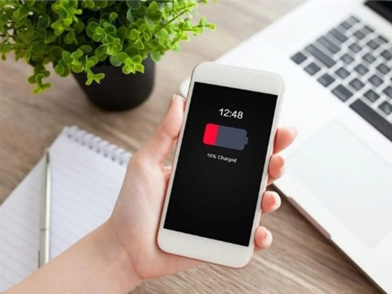 iPhone nhanh chóng tụt pin dù không sử dụng nhiều Một dấu hiệu dễ nhận thấy là iPhone tự tụt pin khi không sử dụng. Bạn chỉ để máy ở chế độ chờ một thời gian nhưng pin vẫn giảm nhanh bất thường. Nếu tình trạng này xảy ra thường xuyên, rất có thể thiết bị đang gặp vấn đề về pin hoặc hoạt động không còn ổn định.
