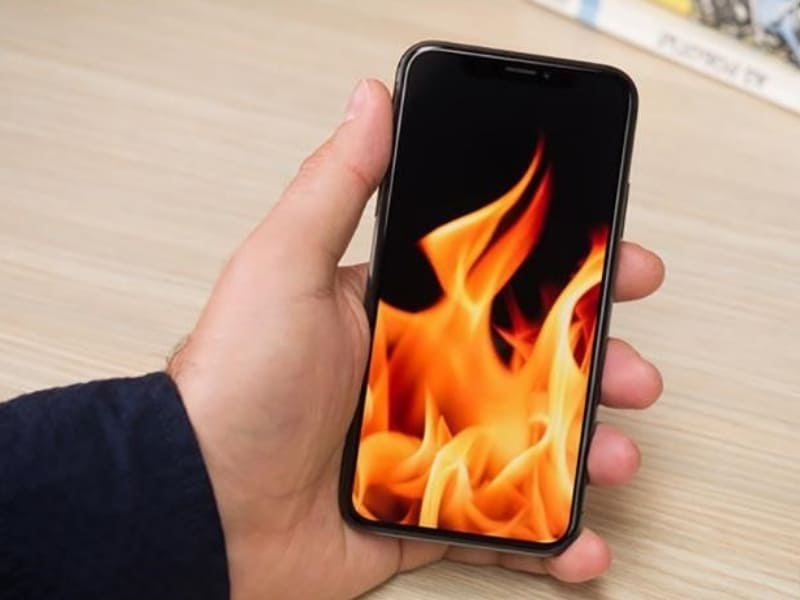 Thiết bị nóng nhanh dù chỉ dùng tác vụ nhẹ Bạn có thể dễ dàng thấy mặt lưng iPhone, đặc biệt khu vực gần pin, nóng lên bất thường dù chỉ dùng các tác vụ nhẹ. Máy thường nóng ran sau vài phút lướt web, nhắn tin hoặc xem mạng xã hội. Đi kèm với đó là tình trạng pin tụt nhanh và hiệu năng thiết bị giảm rõ rệt.