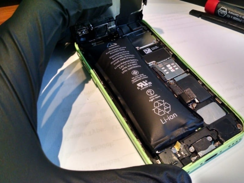 Pin bị chai sau một thời gian dài sử dụng Ít ai biết pin iPhone sau một thời gian dài sử dụng sẽ bắt đầu bị chai dần, thường rơi vào khoảng 2 - 3 năm. Khi pin đã xuống cấp, máy sẽ nhanh hết pin hơn dù bạn vẫn dùng như bình thường. Đây là một trong những nguyên nhân phổ biến khiến iPhone tự tụt pin mà nhiều người gặp phải.