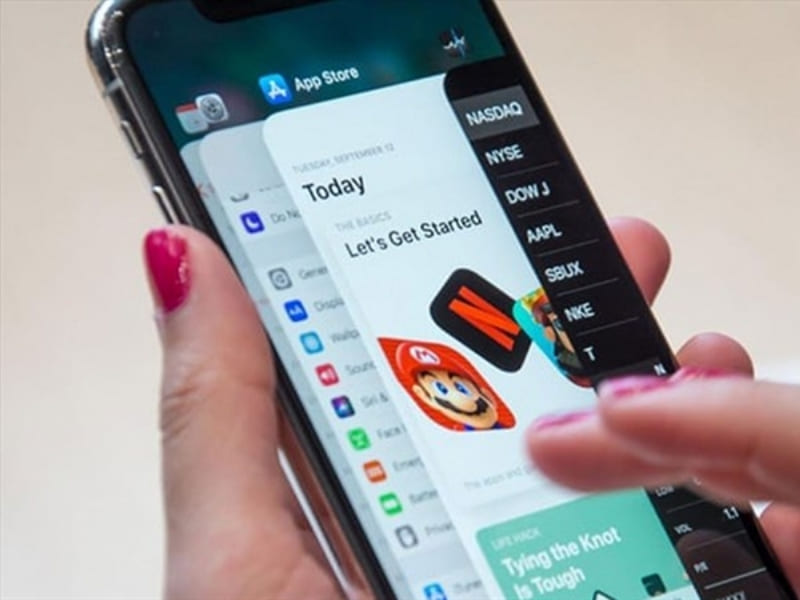 Ứng dụng chạy ngầm làm iPhone tự tụt pin Nhiều ứng dụng vẫn hoạt động ngầm ngay cả khi bạn không mở chúng, từ đó tiêu hao năng lượng liên tục. Đây là lý do khiến điện thoại tự tụt pin mà người dùng không để ý. Các ứng dụng mạng xã hội, định vị hoặc đồng bộ dữ liệu thường là nguyên nhân chính gây hao pin nhanh.