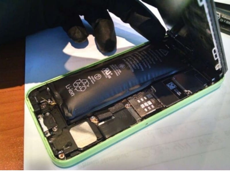 Thay pin iPhone 12 Pisen dung lượng chuẩn là giải pháp để khắc phục tình trạng pin xuống cấp. Thắc mắc giá thay pin iPhone 12 Pisen dung lượng chuẩn bao nhiêu tiền?