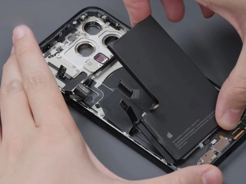 iPhone đột nhiên sập nguồn có thể xảy ra do pin chai, lỗi phần mềm hoặc hư hỏng phần cứng bên trong. Cùng tìm hiểu cách khắc phục để giúp thiết bị hoạt động ổn định hơn.