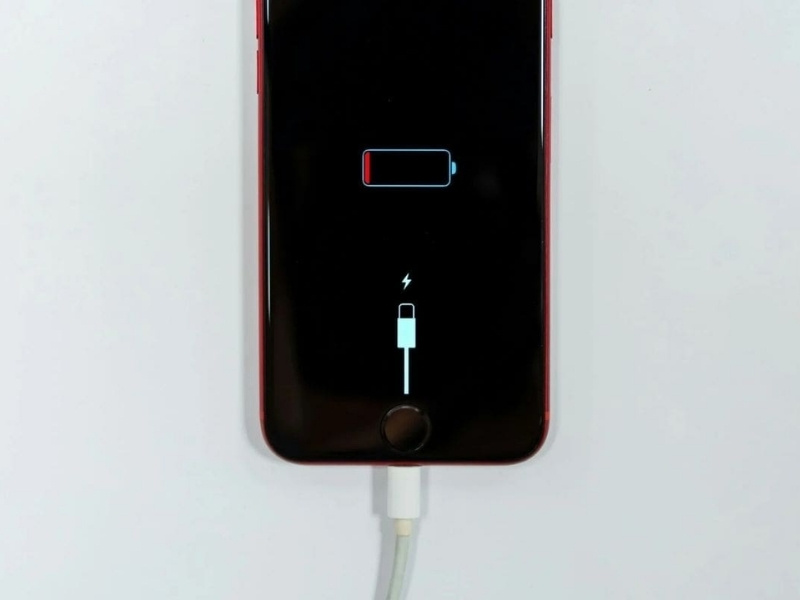 Lỗi iPhone nhận sạc nhưng không vào pin gây gián đoạn quá trình sử dụng. Xem ngay cách sửa lỗi iPhone không nhận sạc đơn giản và an toàn.