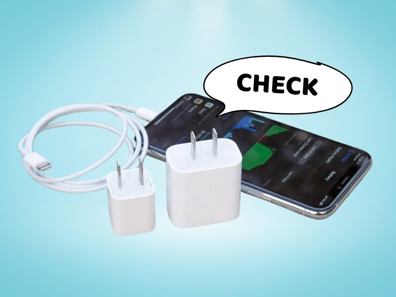Nếu gặp lỗi không nhận sạc iPhone, người dùng nên kiểm tra bộ sạc và vệ sinh chân sạc để tránh ảnh hưởng đến tuổi thọ pin thiết bị.