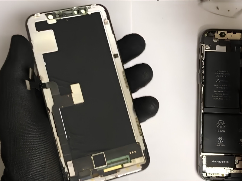 iPhone-bi-dom-trang (3)