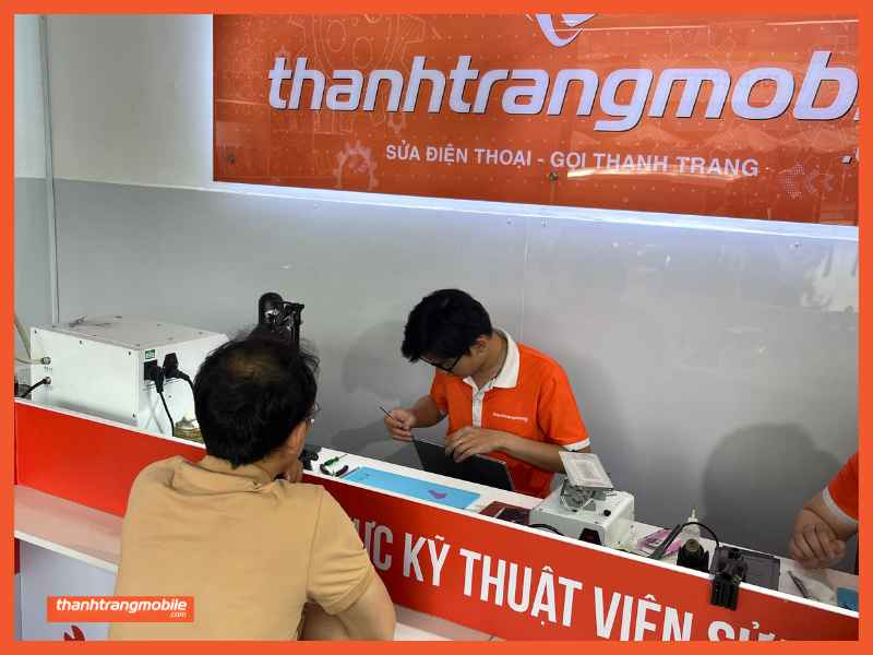 thay-man-hinh-iphone-15-pro (5)